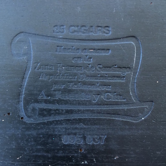 Vintage Cigar/Button Box - Picture 4 of 6